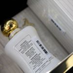 نصب لیبل AM روی لوازم آرایشی بهداشتی